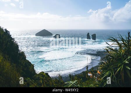 Fotografia aerea di wild formazioni rocciose in mezzo al aperto oceano atlantico accanto a Mosteiros, in Sao Miguel island, Azzorre, Portogallo Foto Stock