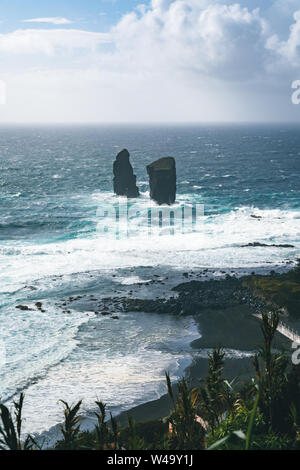 Fotografia aerea di wild formazioni rocciose in mezzo al aperto oceano atlantico accanto a Mosteiros, in Sao Miguel island, Azzorre, Portogallo Foto Stock