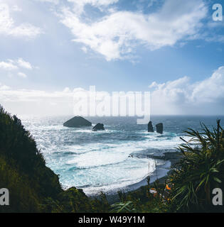 Fotografia aerea di wild formazioni rocciose in mezzo al aperto oceano atlantico accanto a Mosteiros, in Sao Miguel island, Azzorre, Portogallo Foto Stock