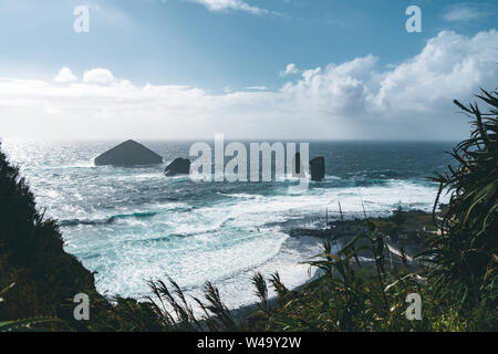 Fotografia aerea di wild formazioni rocciose in mezzo al aperto oceano atlantico accanto a Mosteiros, in Sao Miguel island, Azzorre, Portogallo Foto Stock