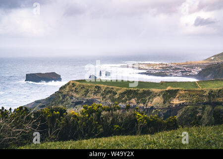 Fotografia aerea di wild formazioni rocciose in mezzo al aperto oceano atlantico accanto a Mosteiros, in Sao Miguel island, Azzorre, Portogallo Foto Stock