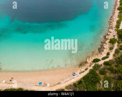 La vista aerea della spiaggia di Podvrške sull'isola di Murter in Croazia Foto Stock