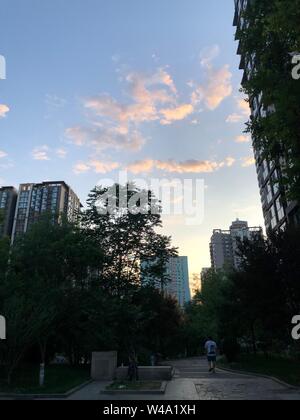 Pechino, Cina. Il 9 giugno, 2019. Foto scattate con un telefono cellulare mostra la luminosità del tramonto nel Distretto di Chaoyang a Pechino Capitale della Cina, 9 giugno 2019. Credito: Zhu Weixi/Xinhua/Alamy Live News Foto Stock