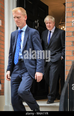 Boris Johnson, il Partito Conservatore del primo ministro britannico lascia un edificio di grande College Street, Westminster, London, Regno Unito Foto Stock