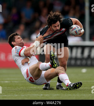 London Broncos' Rhys Williams è preso in giù da St Helens' Louie McCarthy-Scarsbrook durante il Betfred Super League a Trailfinders Sports Club di Londra. Foto Stock