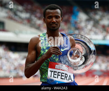 Londra, Regno Unito. 21 Luglio, 2019. Londra, Inghilterra. 21 LUGLIO: Samuel Tefera (ETH) con la Emsley Carr trofeo durante il giorno due di IAAF Diamond League il Muller anniversario giochi a Londra Stadium il 20 luglio 2019 a Londra, Inghilterra. Credit: Azione Foto Sport/Alamy Live News Foto Stock