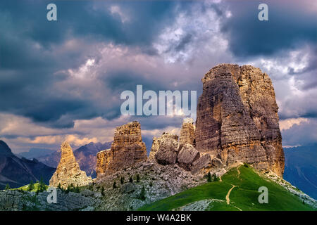 Irraggiamento solare sul dolomitico Cinque Torri (Cortina d'Ampezzo, Italia) in un giorno nuvoloso Foto Stock