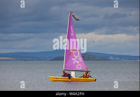 Portobello, Edimburgo, Scozia, Regno Unito. Il 21 luglio 2019. Attività sportive appena fuori Portobello Beach persone derive con Inchkeith Island e le colline di Lomond in background. Foto Stock