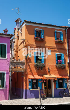 Case vivacemente colorate su fondamenta di Cavanella, Rio Zuecca, Burano, Laguna Veneziana, Veneto, Italia Foto Stock