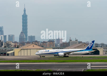 TAIPEI, Taiwan - 18 Maggio 2019: ANA Boeing Dreamliner 787-9 tassare inil Taipei Aeroporto Songshan di Taipei, Taiwan. Foto Stock