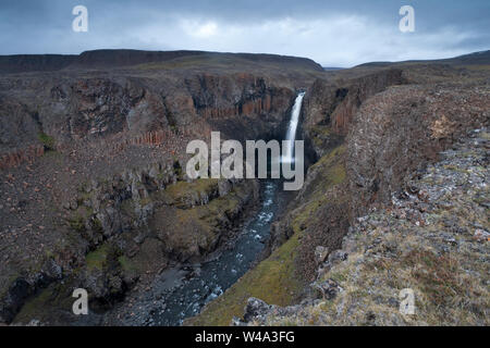 Il fiume Orano, la maestosa cascata che si tuffa nel Rugged Canyon circondato dalle montagne nell'altopiano di Putorana, a nord della Russia, riserva naturale di Putoranskiy. Foto Stock