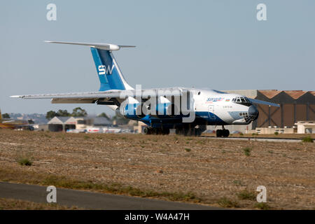 Silk Way Airlines Ilyushin Il-76TD-90SW (reg.: 4K-AZ101) pista di atterraggio 13 in un pomeriggio caldo. Foto Stock