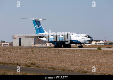 Silk Way Airlines Ilyushin Il-76TD-90SW (reg.: 4K-AZ101) pista di atterraggio 13 in un pomeriggio caldo. Foto Stock