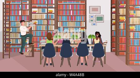Mix corsa persone la lettura di libri di donne seduti a tavola rotonda uomo azienda pila di libri su scala libreria con scaffalature biblioteca moderna interno Illustrazione Vettoriale
