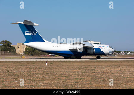 Silk Way Airlines Ilyushin Il-76TD-90SW (reg.: 4K-AZ101) pista di atterraggio 13 in un pomeriggio caldo. Foto Stock