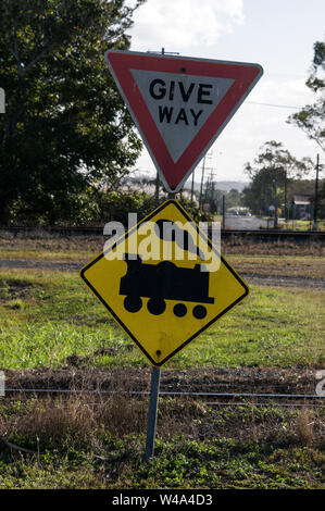Un treno di zucchero cartello stradale in campi di zucchero di canna nell'area di Mackay di Queensland in Australia. Mackay è il più grande produttore di zucchero nel Queensland e se Foto Stock