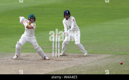 Australia Beth unità Mooney guardato da Inghilterra del Sarah Taylor durante l'Australia il 2° inning durante il giorno quattro delle donne del Ceneri Test match alla Cooper Associates County Ground, Taunton. Foto Stock