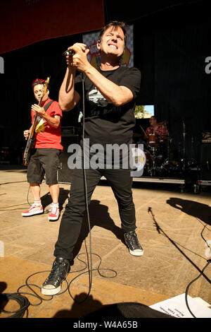 In California, Stati Uniti d'America . Il 20 luglio, 2019. Lagwagon cantante Joey Cape esegue durante il Vans warped tour venticinquesimo anniversario al litorale anfiteatro sulla luglio 20, 2019 a Mountain View, California. Credito: MediaPunch Inc/Alamy Live News Foto Stock