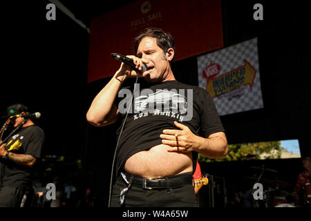 In California, Stati Uniti d'America . Il 20 luglio, 2019. Lagwagon cantante Joey Cape esegue durante il Vans warped tour venticinquesimo anniversario al litorale anfiteatro sulla luglio 20, 2019 a Mountain View, California. Credito: MediaPunch Inc/Alamy Live News Foto Stock