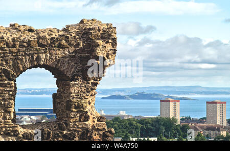 La basilica di Sant'Antonio Cappella le sue rovine in Holyrood Park in primo piano e un panomara di Edimburgo e Inchkeith isola in background Foto Stock