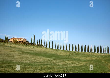 Tradizionale agriturismo villa nella valle della Val d'Orcia in Toscana durante il giorno. Pienza, Italia. Foto Stock