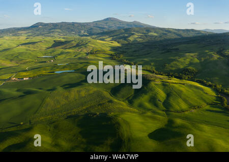 Vista aerea del bellissimo paesaggio della Val d'Orcia in Toscana durante il pomeriggio. Pienza, Italia. Foto Stock