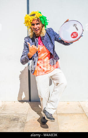 Oeiras, Brasile - Circa il luglio 2019: l'artista di strada con una parrucca e un tamburello nel centro di Oeiras, Piauí Foto Stock