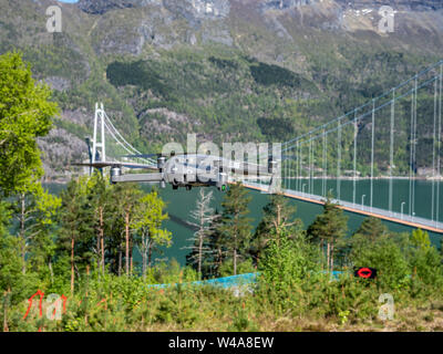 Drone battenti il prossimo Hardanger sospensione ponte, Hardangerbrua oltre l'Hardangerfjord, molla, Hardanger, Norvegia Foto Stock