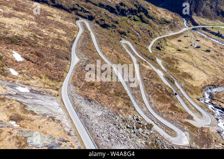 Vista aerea del mountain pass road oltre l'Vikafjell, tra Hardanger e Sognefjord, serpentine di una strada tortuosa, inizio estate, Norvegia Foto Stock