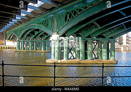 Viadotto di Nene a sud della stazione di Peterborough. Costruzione in ghisa vittoriana ancora in uso che trasporta treni ad alta velocità sulla linea principale della costa orientale, Regno Unito Foto Stock