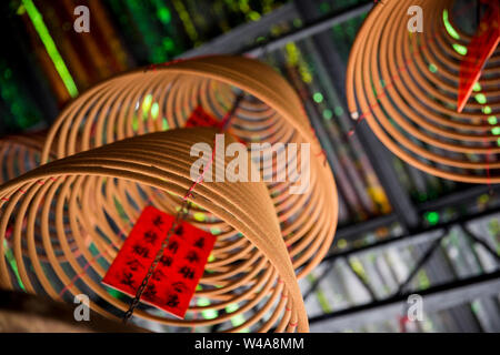 Bruciare incenso su un Tai Ping Shan street temple. Hong Kong Foto Stock