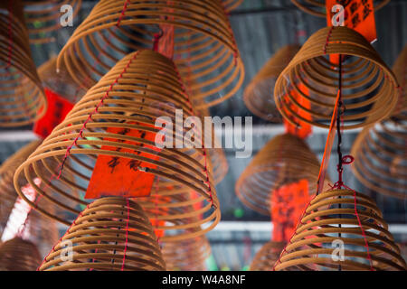 Bruciare incenso su un Tai Ping Shan street temple. Hong Kong Foto Stock