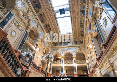 Lviv, Ucraina - Luglio 2, 2019: interni ornati di Solomiya Krushelnytska Lviv Dichiarare Teatro Accademico di Opera e Balletto Foto Stock