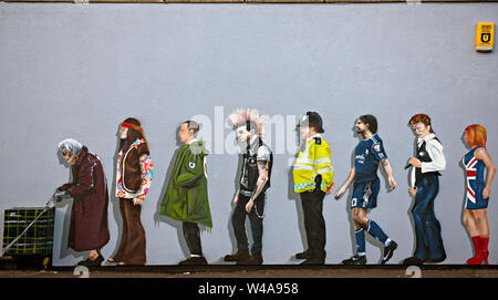 Murale di Nathan Murdoch raffiguranti iconico British figure dipinta su un muro adiacente al Beehive Pub e pesce e da asporto di chip in Peterborough, Regno Unito Foto Stock