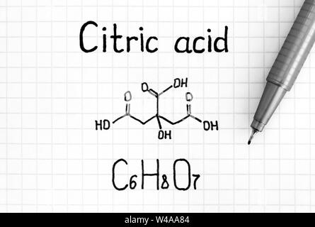 La grafia formula chimica di acido citrico con la penna. Close up Foto stock  - Alamy