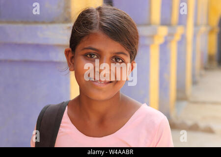 Ritratto di un indiano schoolgirl sorridente Foto Stock