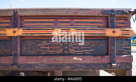 Oeiras, Brasile - Circa il luglio 2019: tradizionale carrello di legno art design in Oeiras, Piaui membro (nord-est del Brasile) Foto Stock