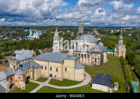 Vista aerea di antico monastero dei Santi Boris e Gleb sulla banca del fiume Tvertsy nell'antica provinciale città russe Torzhok, Regione di Tver Foto Stock