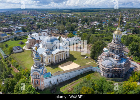 Vista aerea di antico monastero dei Santi Boris e Gleb sulla banca del fiume Tvertsy nell'antica provinciale città russe Torzhok, Regione di Tver Foto Stock