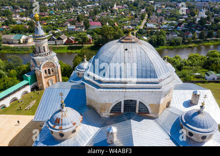 Vista aerea di antico monastero dei Santi Boris e Gleb sulla banca del fiume Tvertsy nell'antica provinciale città russe Torzhok, Regione di Tver Foto Stock