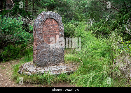 Monumento di pietra vicino al luogo dove il maggiore generale Walter Brook riso annegato accidentalmente mentre pattinaggio su Loch un Eilein il 26 dicembre 1892. Foto Stock