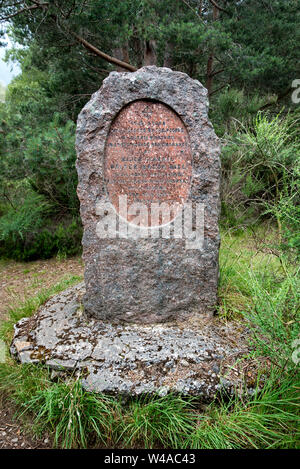 Monumento di pietra vicino al luogo dove il maggiore generale Walter Brook riso annegato accidentalmente mentre pattinaggio su Loch un Eilein il 26 dicembre 1892. Foto Stock