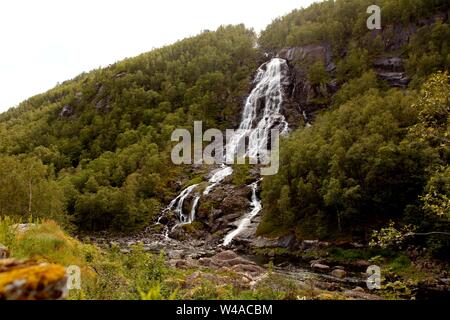 Cascata di ryfylke a Svandalsfossen in Norvegia, potente cascata in montagne norvegesi. Turistica Nazionale percorso Ryfylke. Foto Stock