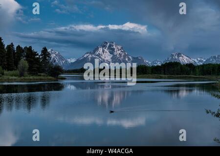 Montare Moran e il Grand Teton Mountains riflessa sul fiume Snake a lanca piegare in pre-dawn al Parco Nazionale di Grand Teton in Moran, Wyoming. Foto Stock