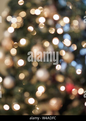 Bagliore dorato di luci di Natale in defocussed con colori pastello che mostra holiday celebrazioni e feste Foto Stock