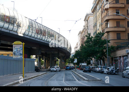 Foto Cecilia Fabiano - LaPresse21-07-2019 Roma( Italia) Cronaca: Tangenziale Est , tratto tiburtina destinato alla demolizione Nella foto: San Lorenzo Foto Cecilia Fabiano - LaPresse luglio,21, 2019 Roma ( Italia ) News:la parte alta linea di roma est che sarà demolito nel pic: zona universitaria Foto Stock