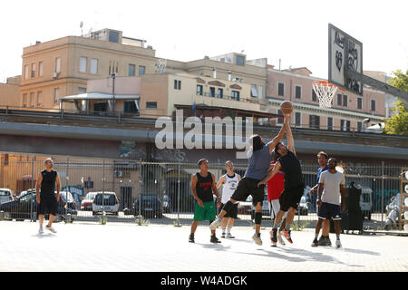 Foto Cecilia Fabiano - LaPresse21-07-2019 Roma( Italia) Cronaca: Tangenziale Est , tratto tiburtina destinato alla demolizione Nella foto: San Lorenzo Foto Cecilia Fabiano - LaPresse luglio,21, 2019 Roma ( Italia ) News:la parte alta linea di roma est che sarà demolito nel pic: zona universitaria Foto Stock