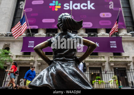 New York, Stati Uniti d'America - 21 Giugno 2019: statua in bronzo "Fearless Girl' dallo scultore Kristen Visbal guardando al New York Stock Exchange building . Visualizzare fr Foto Stock
