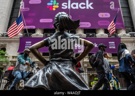 New York, Stati Uniti d'America - 21 Giugno 2019: statua in bronzo "Fearless Girl' dallo scultore Kristen Visbal guardando al New York Stock Exchange building . Visualizzare fr Foto Stock