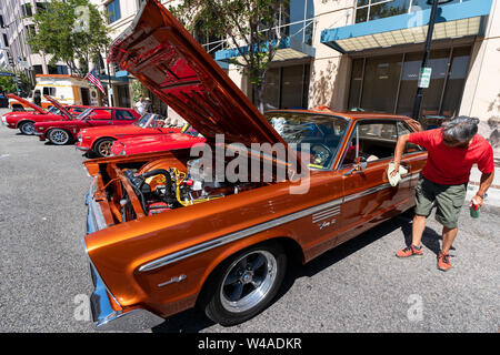 Glendale, Stati Uniti d'America. 21 Luglio, 2019. Un uomo delle salviette il suo classico auto durante la ventiseiesima Glendale Crociera Notte nella Città di Glendale, California, Stati Uniti, 20 luglio 2019. Il ventiseiesimo Glendale crociera notte si è svolta nel centro cittadino di Glendale Sabato, attraendo un sacco di classico per gli appassionati di auto. Credito: Qian Weizhong/Xinhua/Alamy Live News Foto Stock